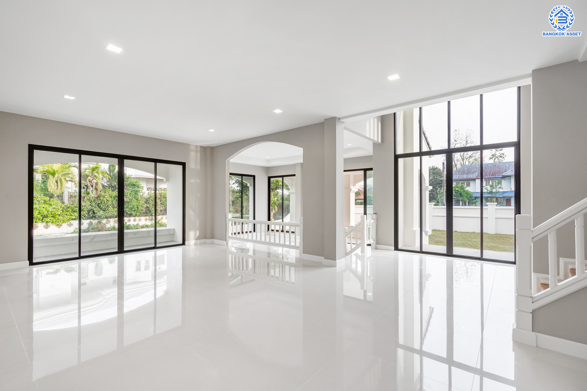 บ้านมือสองตกแต่งใหม่ ม.กฤษดานคร20 ปิ่นเกล้า-ติดถนนบรมราชชนนี เนื้อที่ 198 ตร.ว. บ้านเดี่ยวหลังใหญ่ ตกแต่งสุดหรูดีไซน์ยุโรป พร้อมฟังก์ชัน 4 ห้องนอน 4 ห้องน้ำ 1 ห้องแม่บ้าน จอดรถได้ 5 คัน บนทำเลเชื่อมต่อเมืองอย่างรวดเร็ว ใกล้ทางคู่ขนานลอยฟ้าบรมราชชนนี ทางด่วน "กาญจนาภิเษก" ม.มหิดล และเซ็นทรัลปิ่นเกล้า